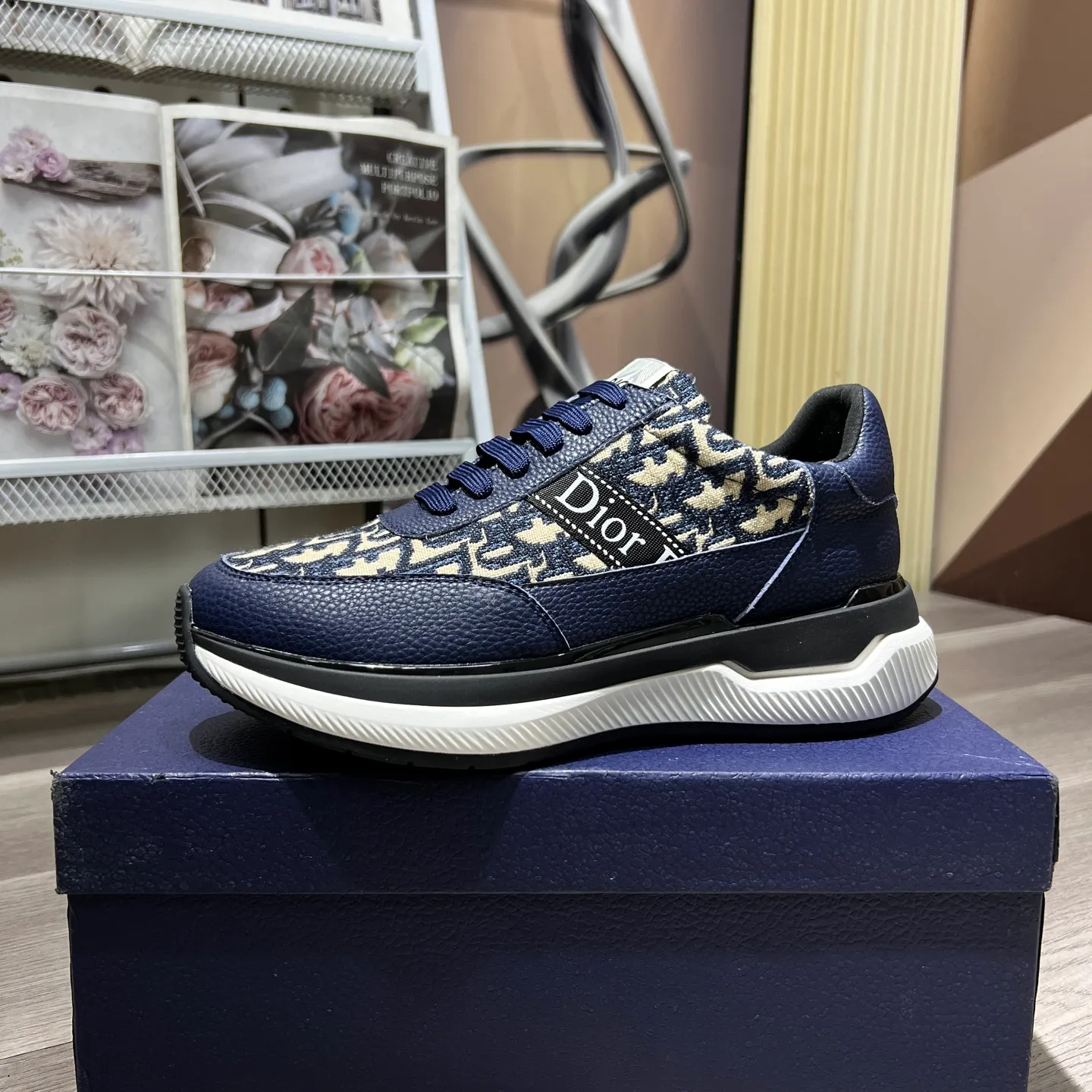 Factory price: 420💰"Dior"⚠️⚠️Top purchasing agent🔍🔍Men's 2025HK counters are on sale simultaneously. Sole: The original sole is specially provided by the original factory. The exclusive movable molded sole is super comfortable. The original factory is made with the original product🔍🔍, sheepskin foot pads, mesh lining💪Details determine the quality. We only make shoes with our heart. You can enter and leave the counter at will. Welcome to compare 🇮🇹Size number: 38-44, customized 45